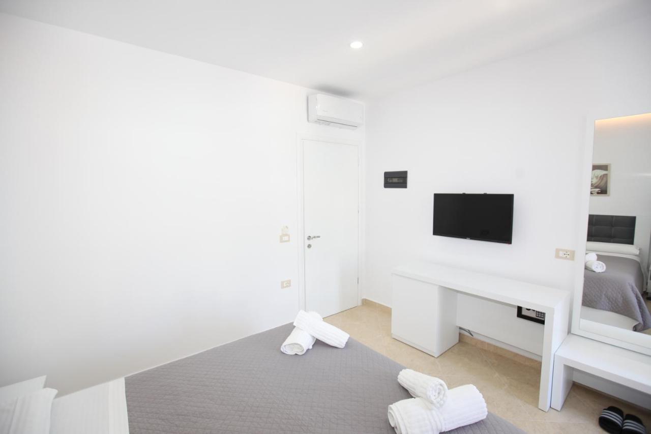 Nika Hotel Sarandë Esterno foto