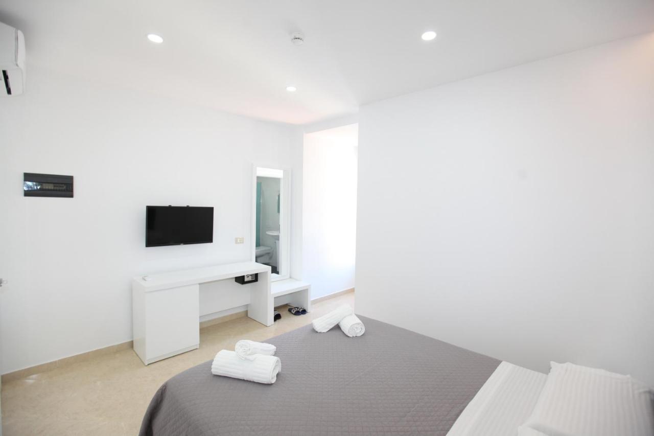 Nika Hotel Sarandë Esterno foto