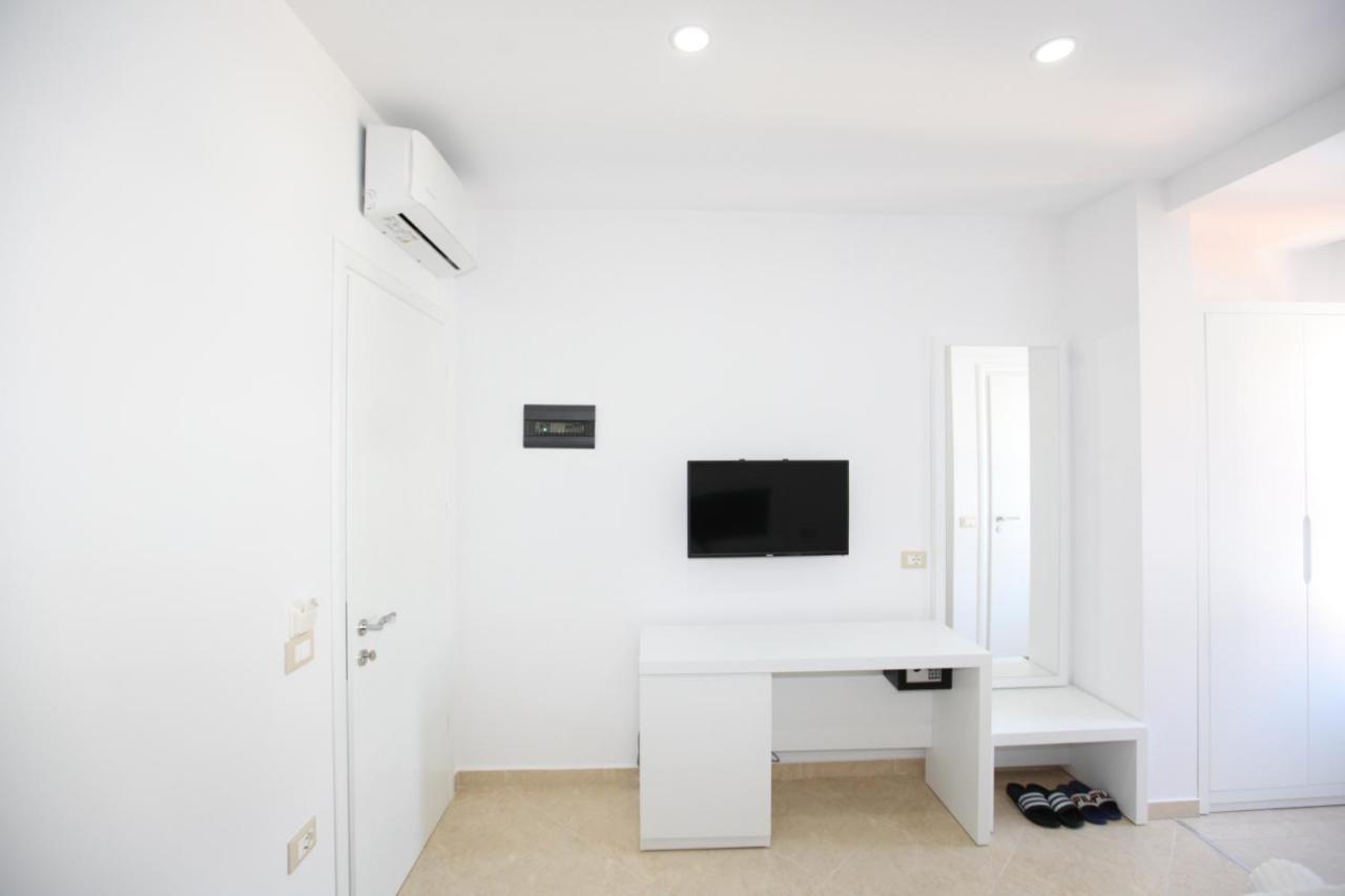 Nika Hotel Sarandë Esterno foto