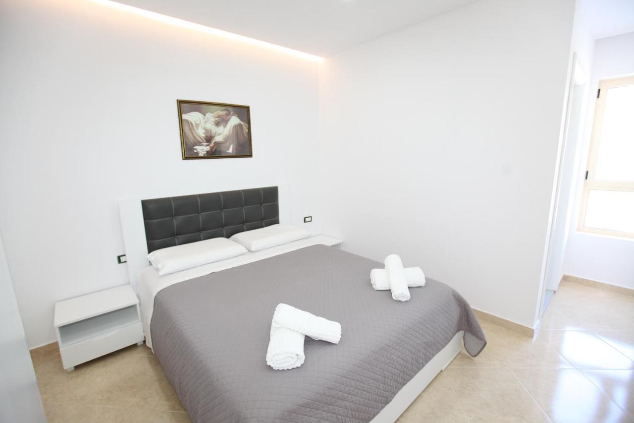 Nika Hotel Sarandë Esterno foto