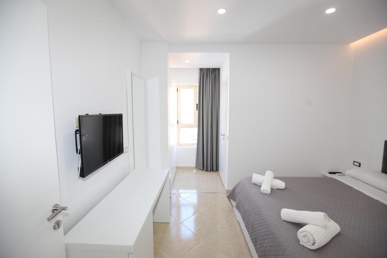 Nika Hotel Sarandë Esterno foto