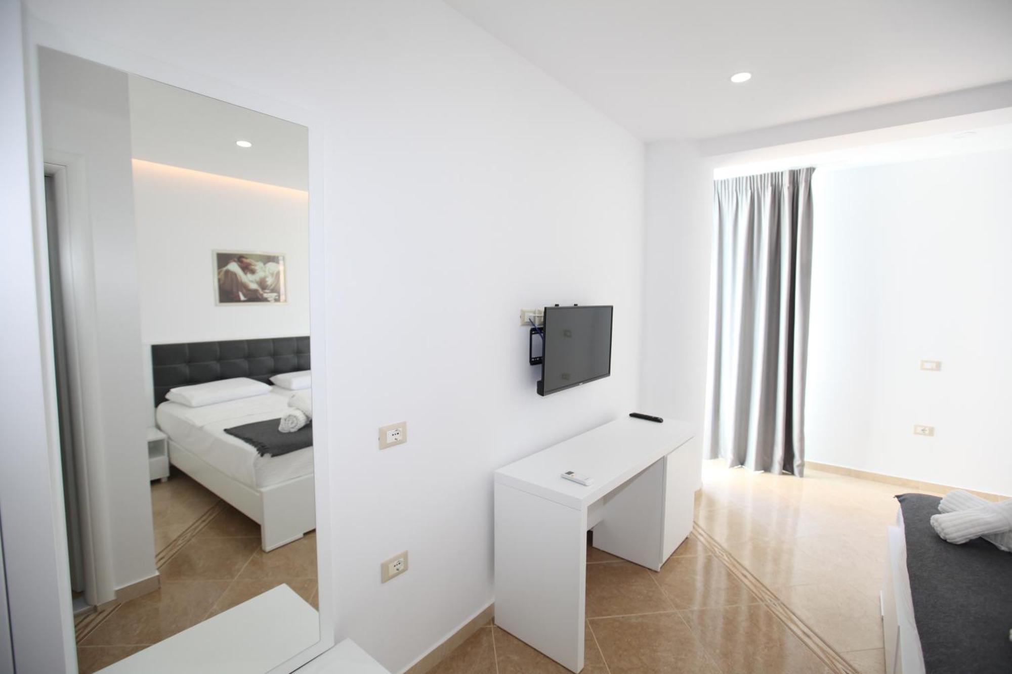 Nika Hotel Sarandë Esterno foto