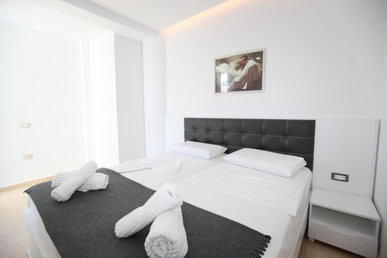 Nika Hotel Sarandë Esterno foto