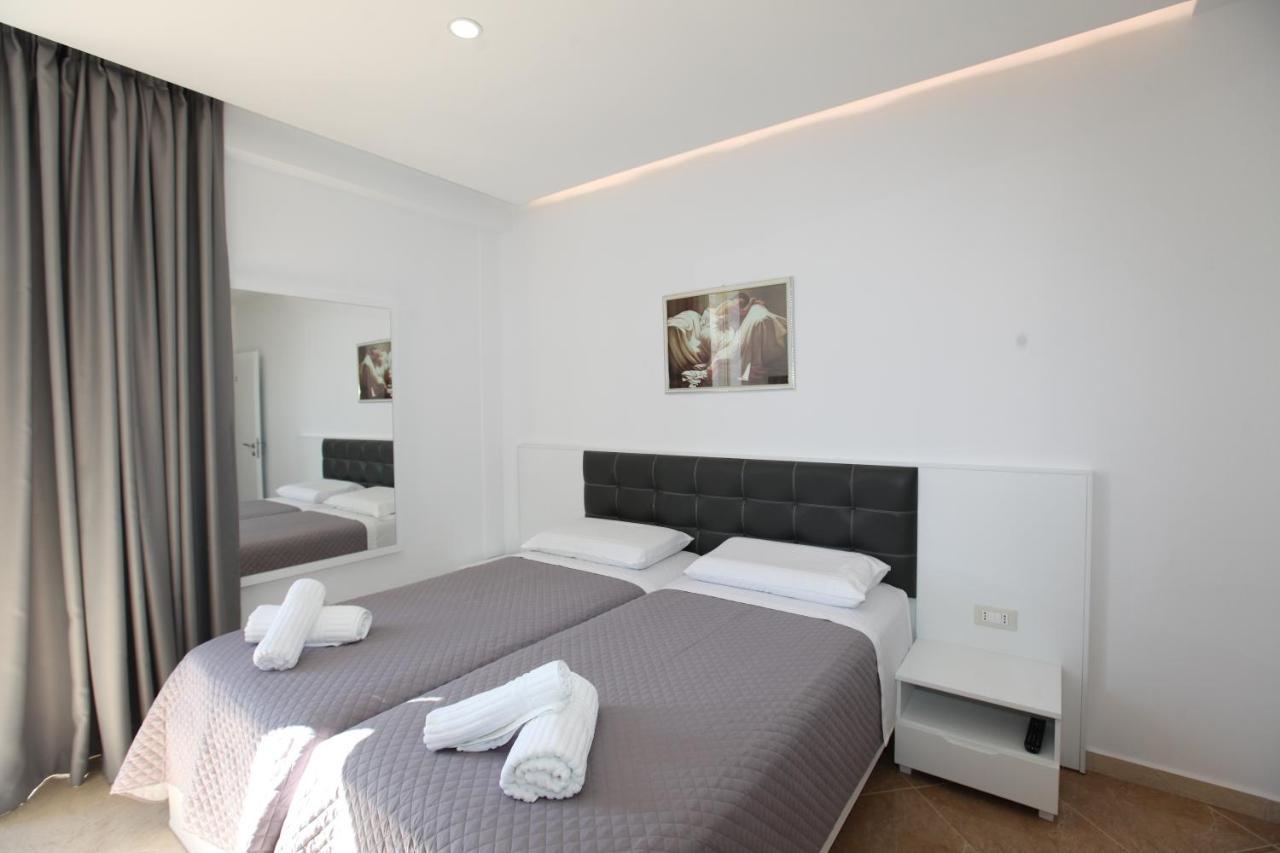 Nika Hotel Sarandë Esterno foto