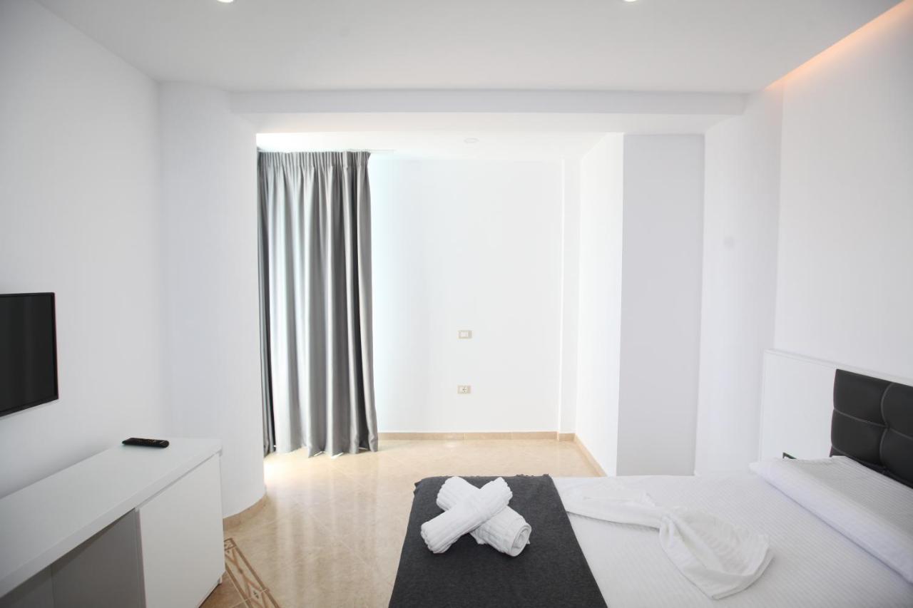 Nika Hotel Sarandë Esterno foto
