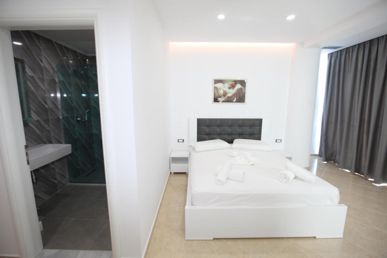 Nika Hotel Sarandë Esterno foto