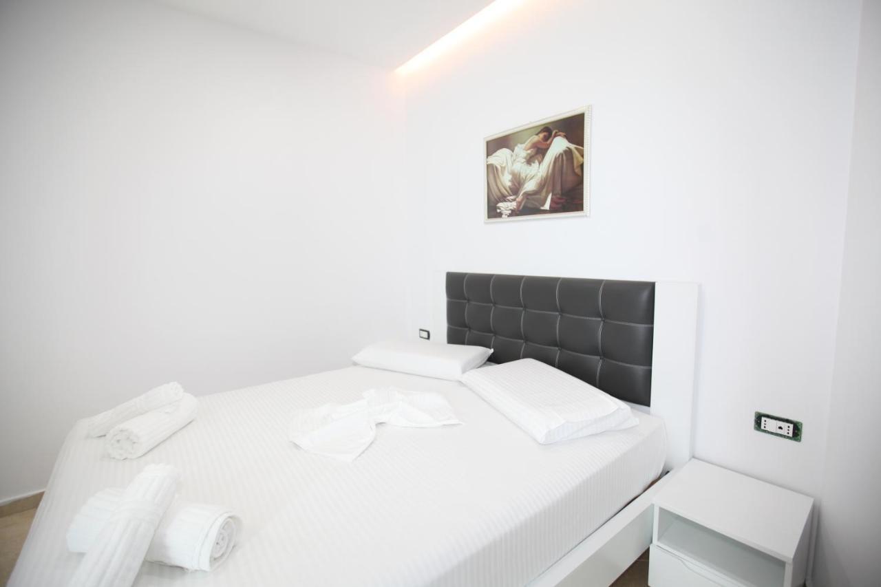 Nika Hotel Sarandë Esterno foto
