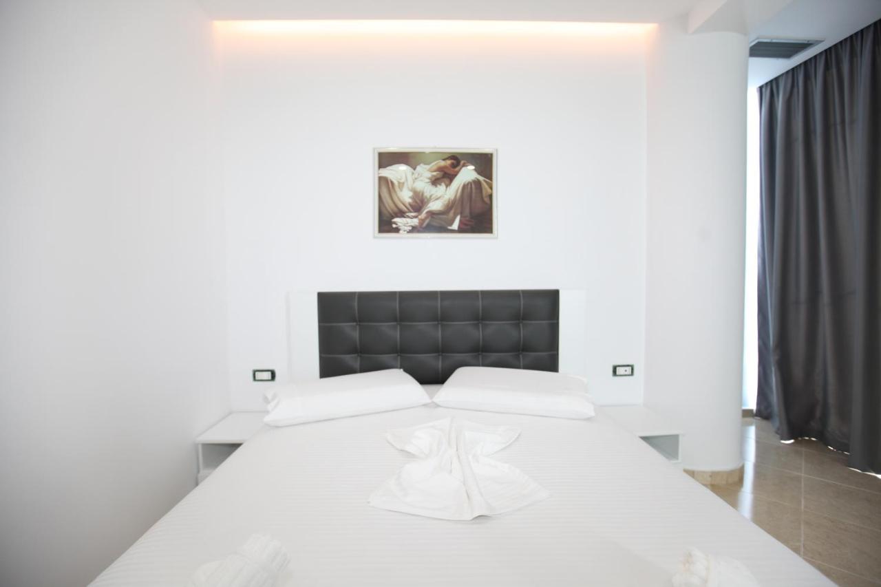 Nika Hotel Sarandë Esterno foto