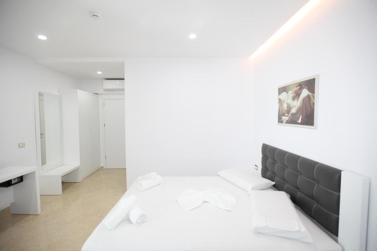 Nika Hotel Sarandë Esterno foto