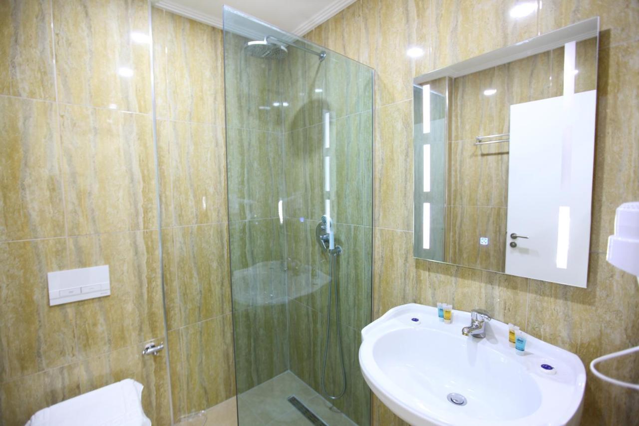 Nika Hotel Sarandë Esterno foto