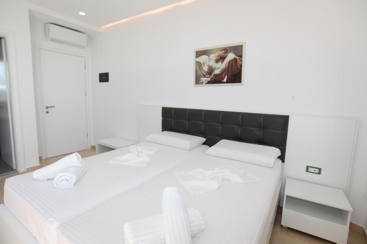 Nika Hotel Sarandë Esterno foto