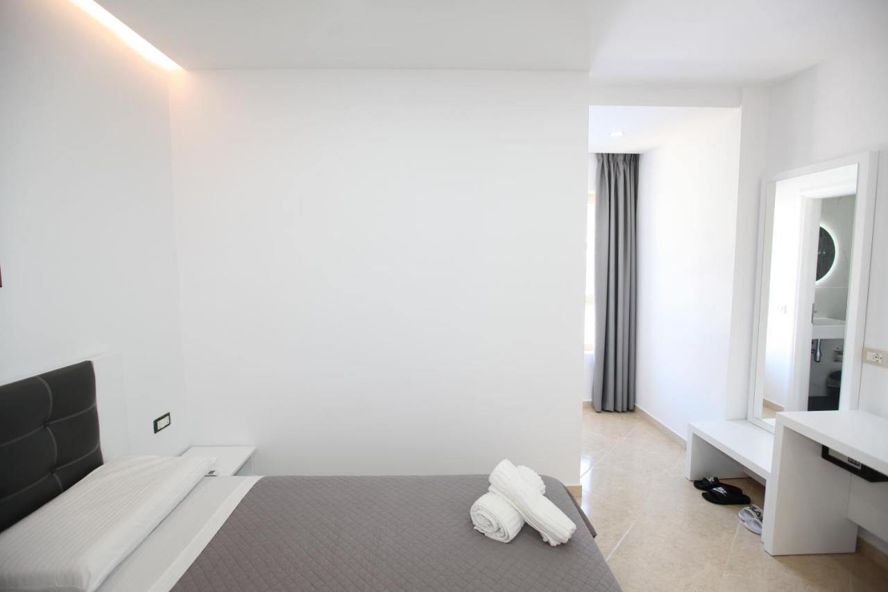Nika Hotel Sarandë Esterno foto